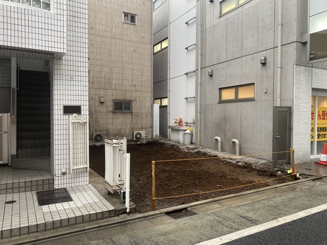 東京都世田谷区三軒茶屋の木造2階建て店舗解体工事前の様子です。